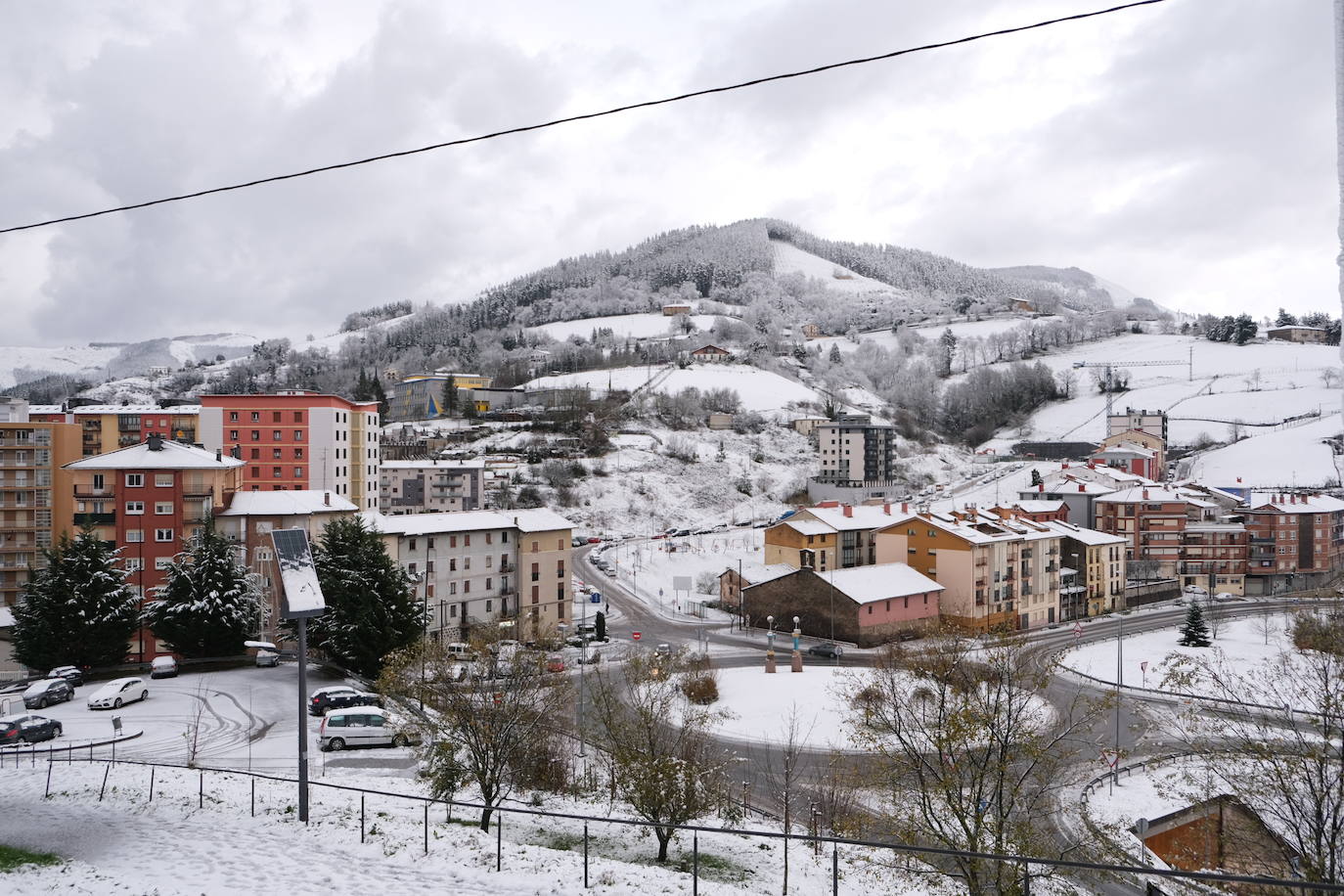Zumarraga ha amanecido cubierta de nieve. 