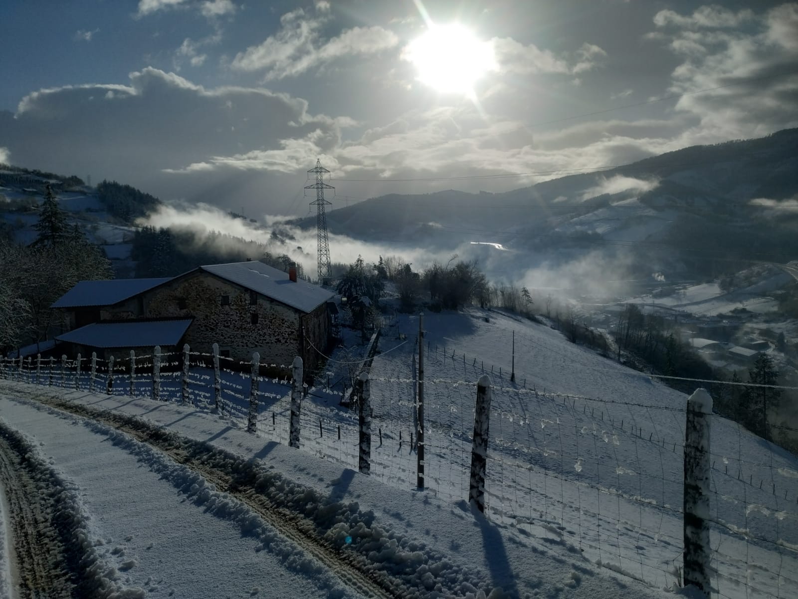 Antzuola amanece bajo la nieve. 