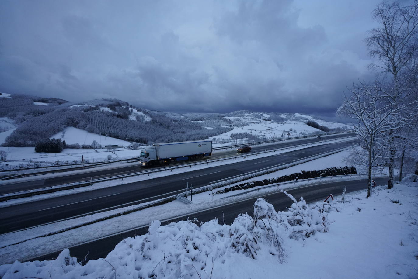 La autovía A-15, cubierta de nieve. 