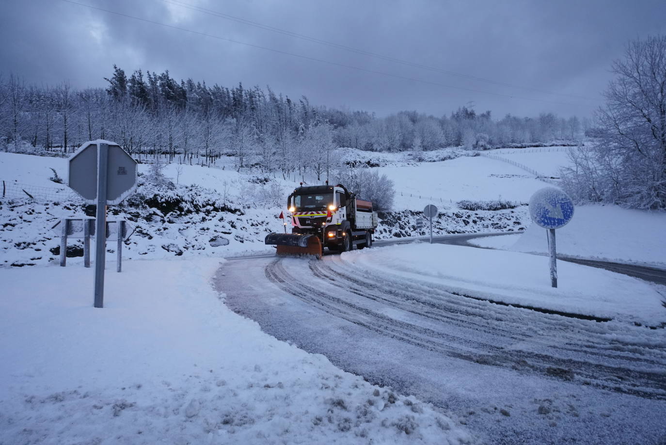 Un quitanieves en la zona de Berastegi. 
