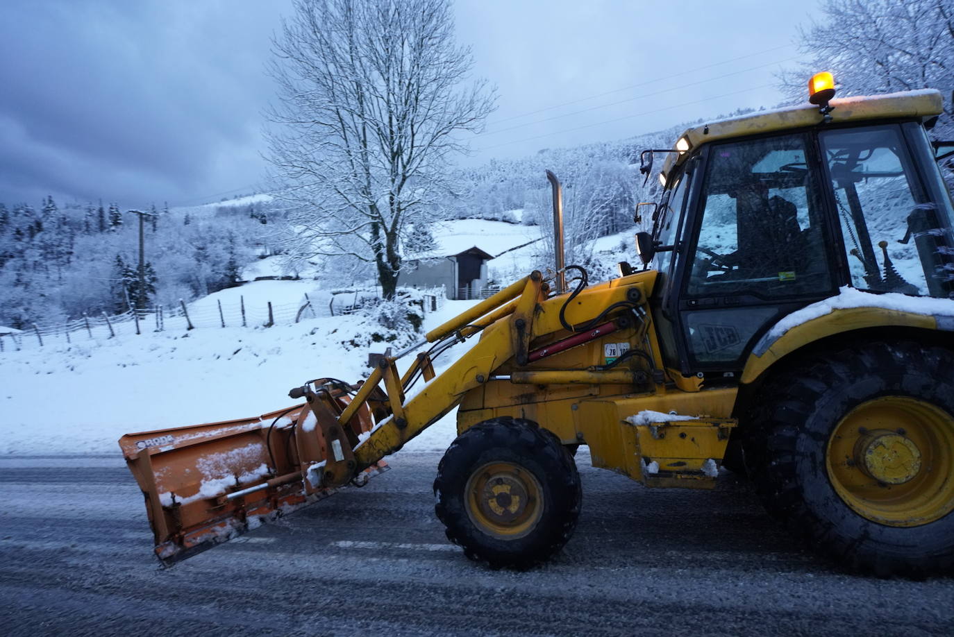 Un quitanieves, en la zona de Berastegi. 
