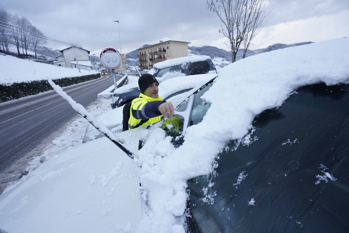 Quitando la nieve de los coches en la zona de Berastegi. 