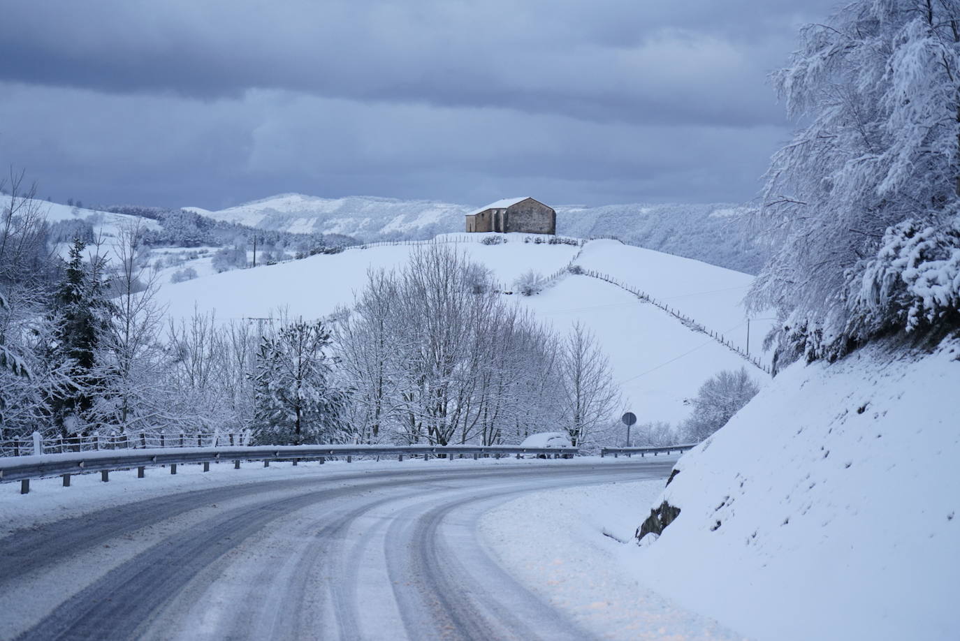 La nieve ha dificulatado la circulación en la zona de Berastegi. 