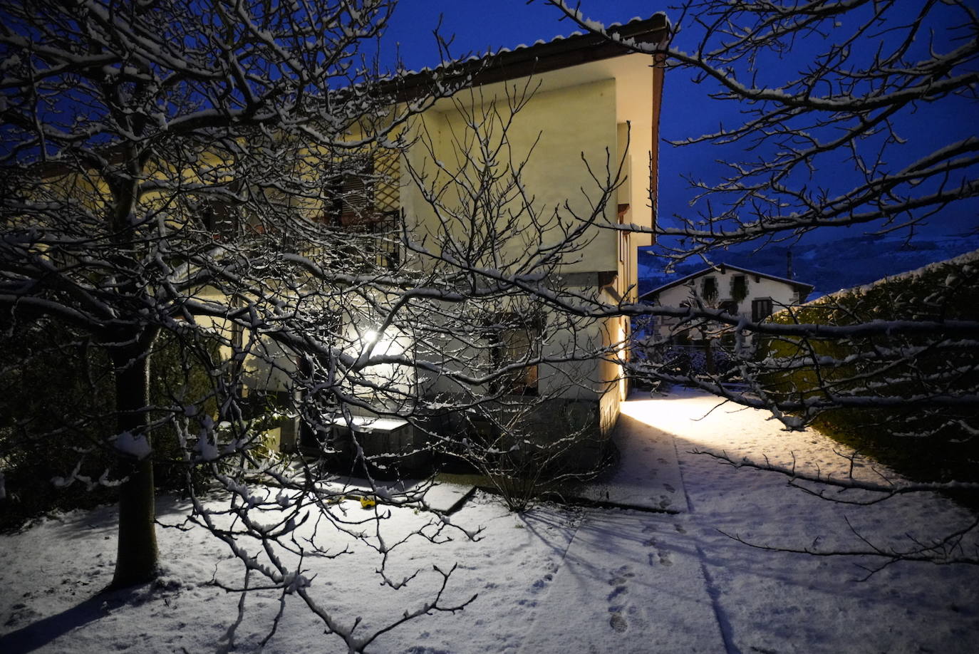 La nieve ha cubierto Berastegi durantre la noche. 