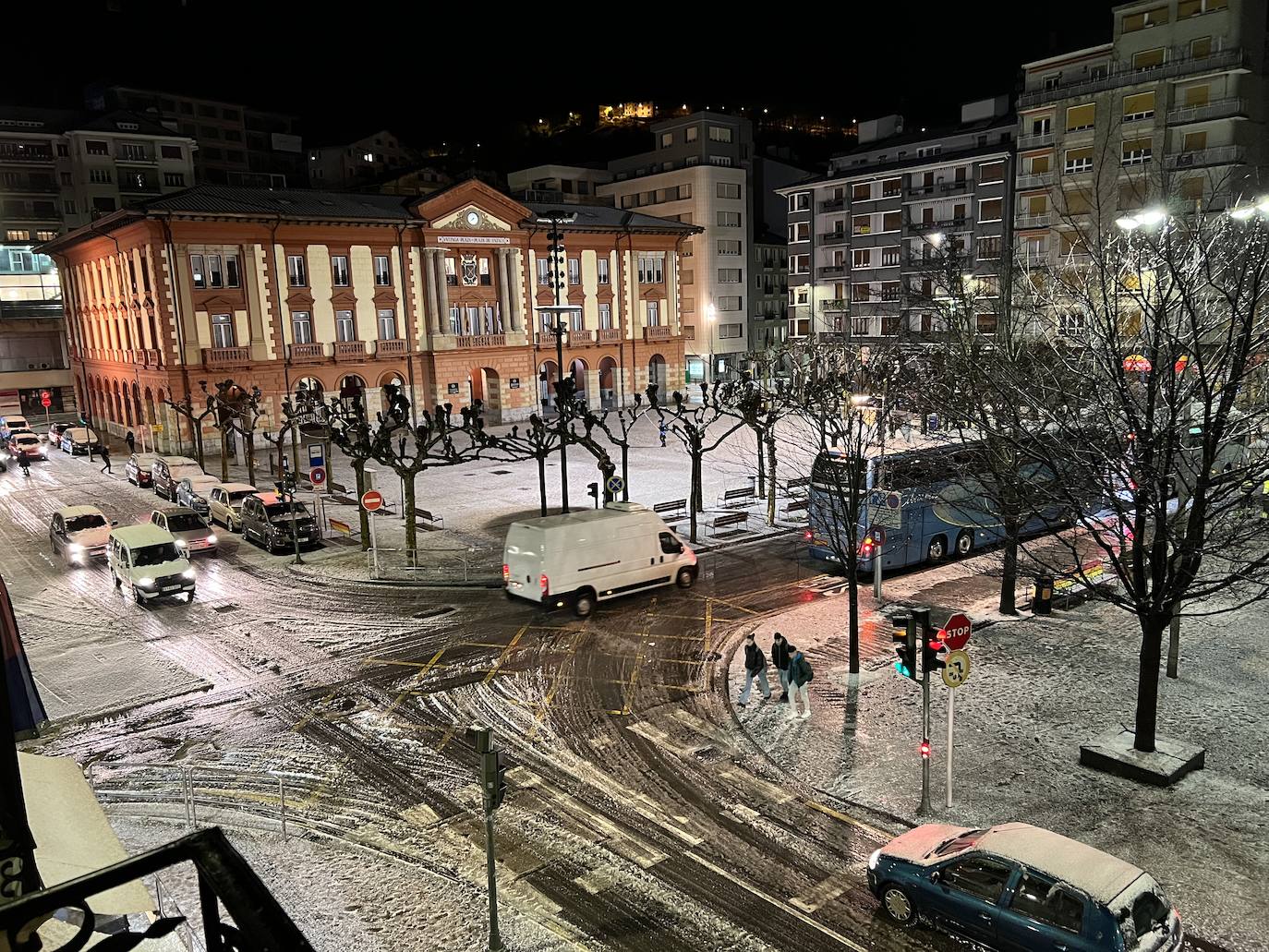 La plaza Unzaga de Eibar presentaba este aspecto a primera hora. 