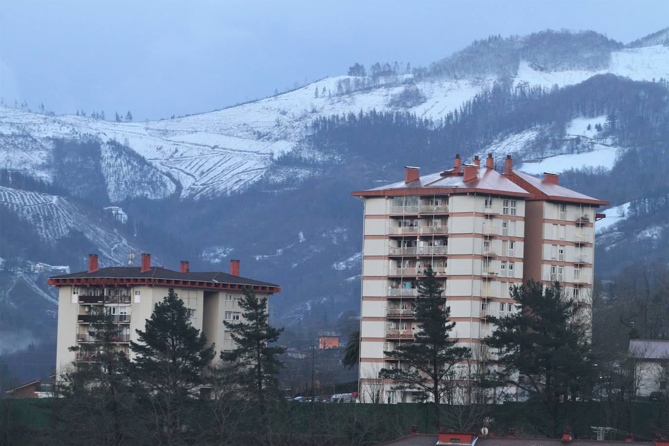 Los montes de los alrededores de Elgoibar están ya cubiertos de nieve.