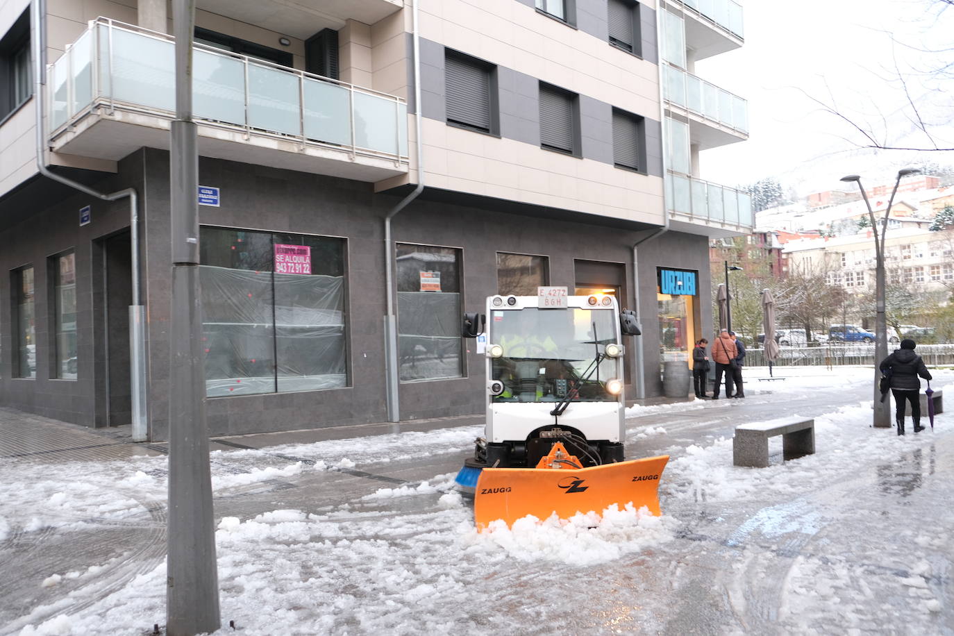 Un quitanieves limpia las calles en Zumarraga