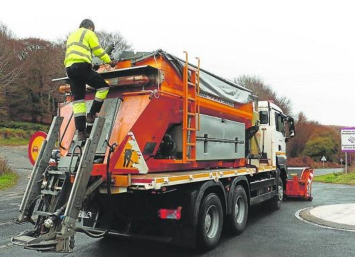 Una máquina quitanieve, en el Puerto de Herrera.