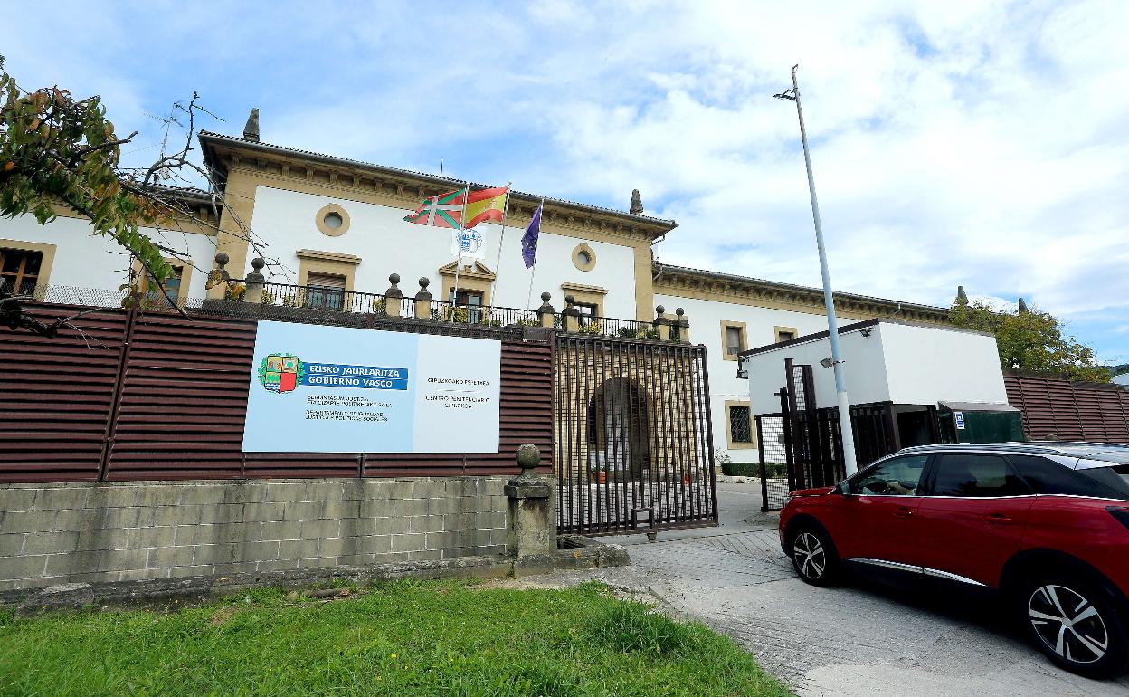 Entrada al centro penitenciario de Martutene. 