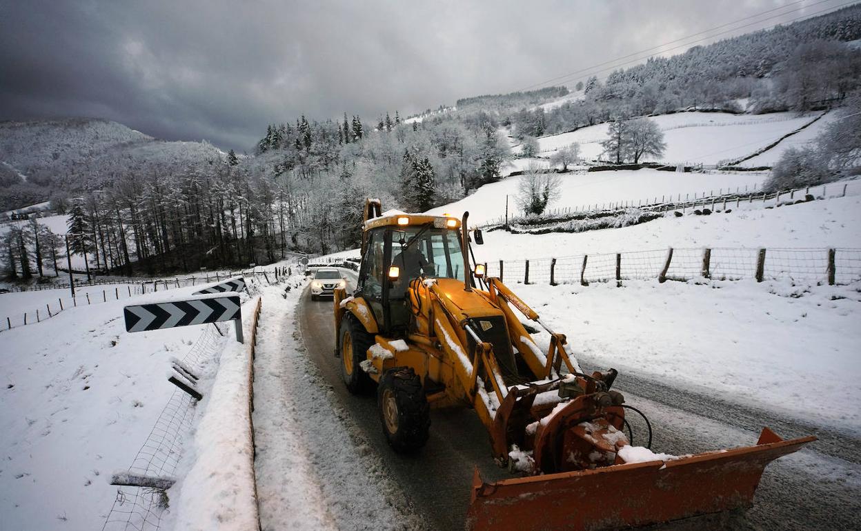 Una máquina quitanieves despeja la carretera a la altura de Berastegi.
