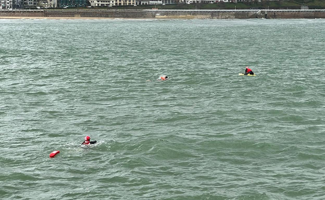 El rescate del nadador en La Concha.
