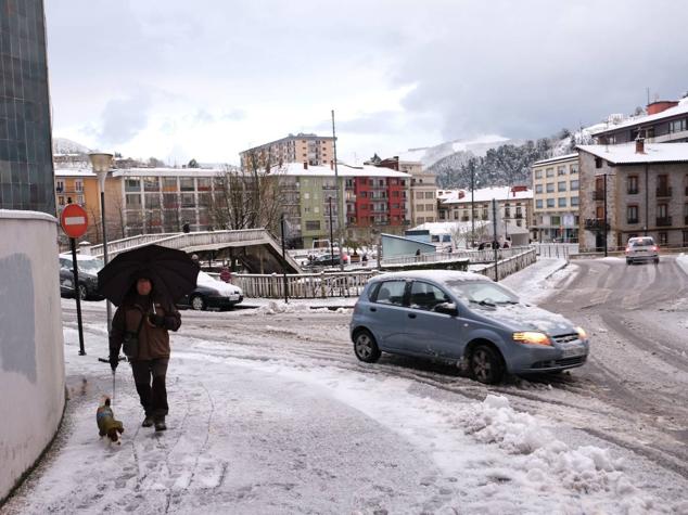 La nieve acumulada en Zumarraga dificultaba la circulación. 