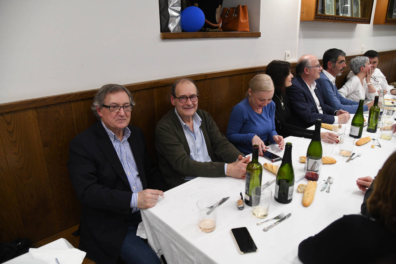 HIlario Arbelaitz alza el Barril de Oro que le ha otorgado la sociedad Gaztelubide por su trayectoria en los fogones