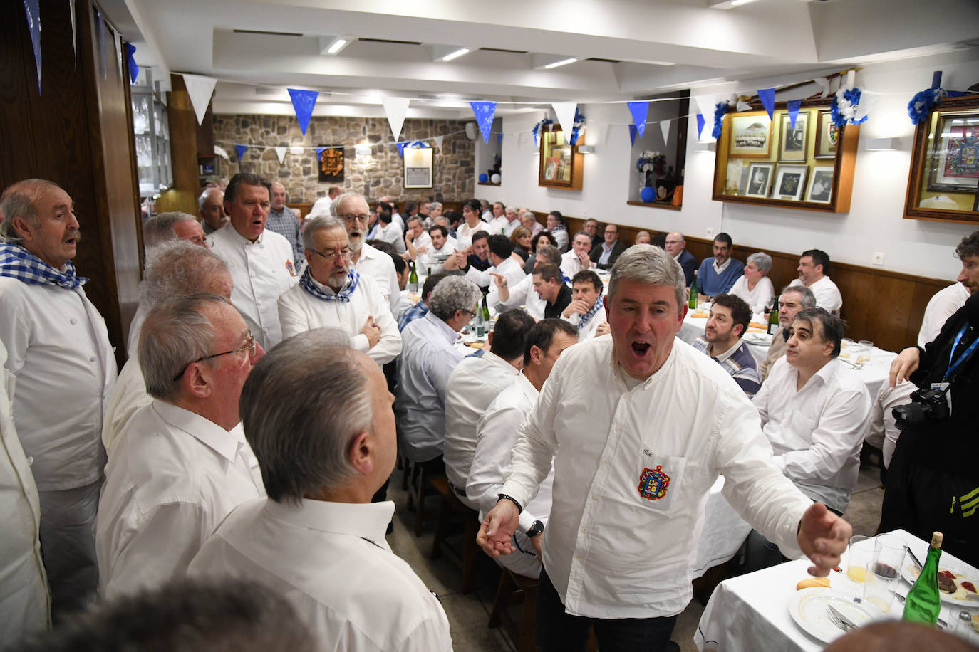 HIlario Arbelaitz alza el Barril de Oro que le ha otorgado la sociedad Gaztelubide por su trayectoria en los fogones