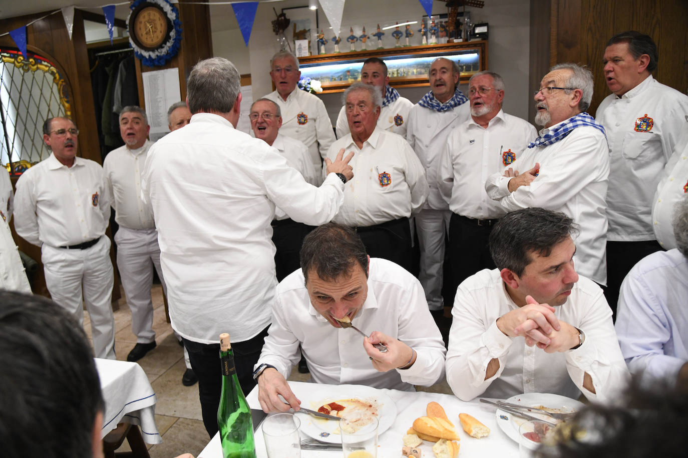 HIlario Arbelaitz alza el Barril de Oro que le ha otorgado la sociedad Gaztelubide por su trayectoria en los fogones