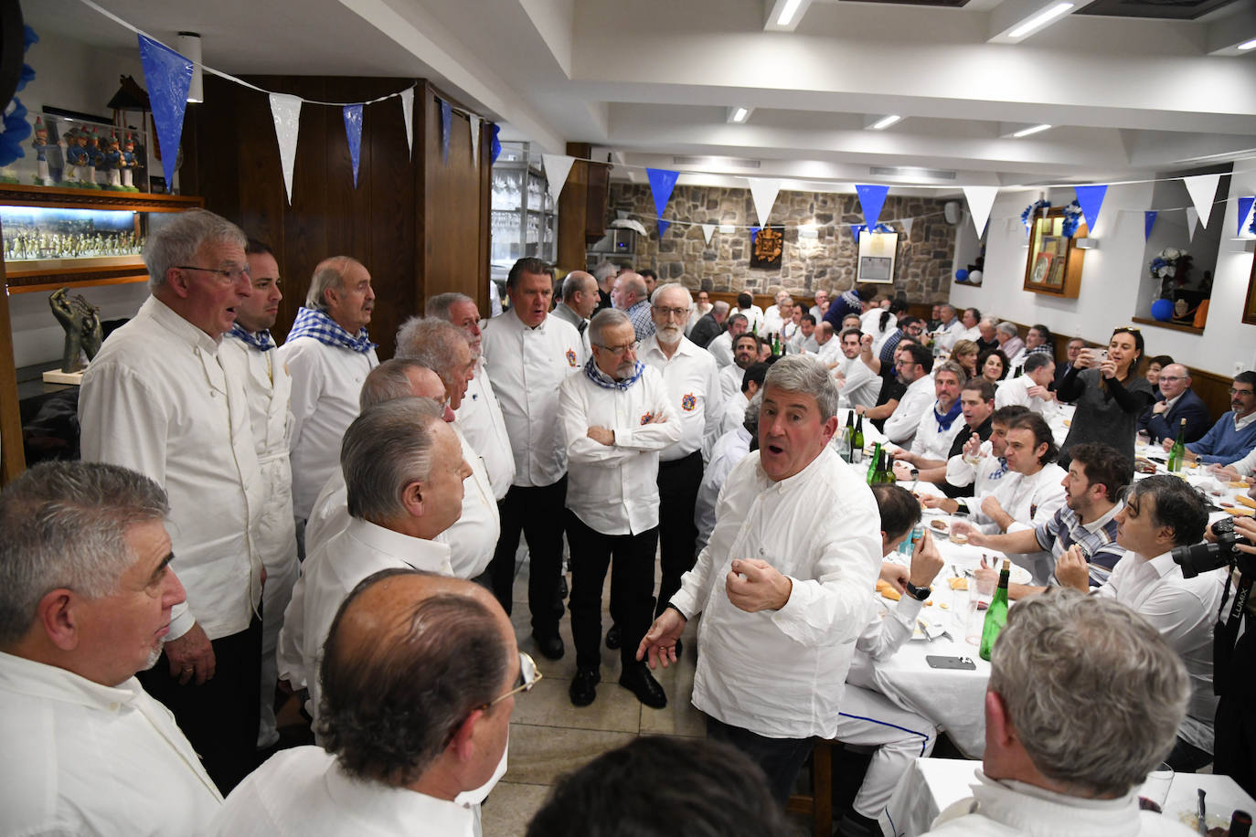 HIlario Arbelaitz alza el Barril de Oro que le ha otorgado la sociedad Gaztelubide por su trayectoria en los fogones