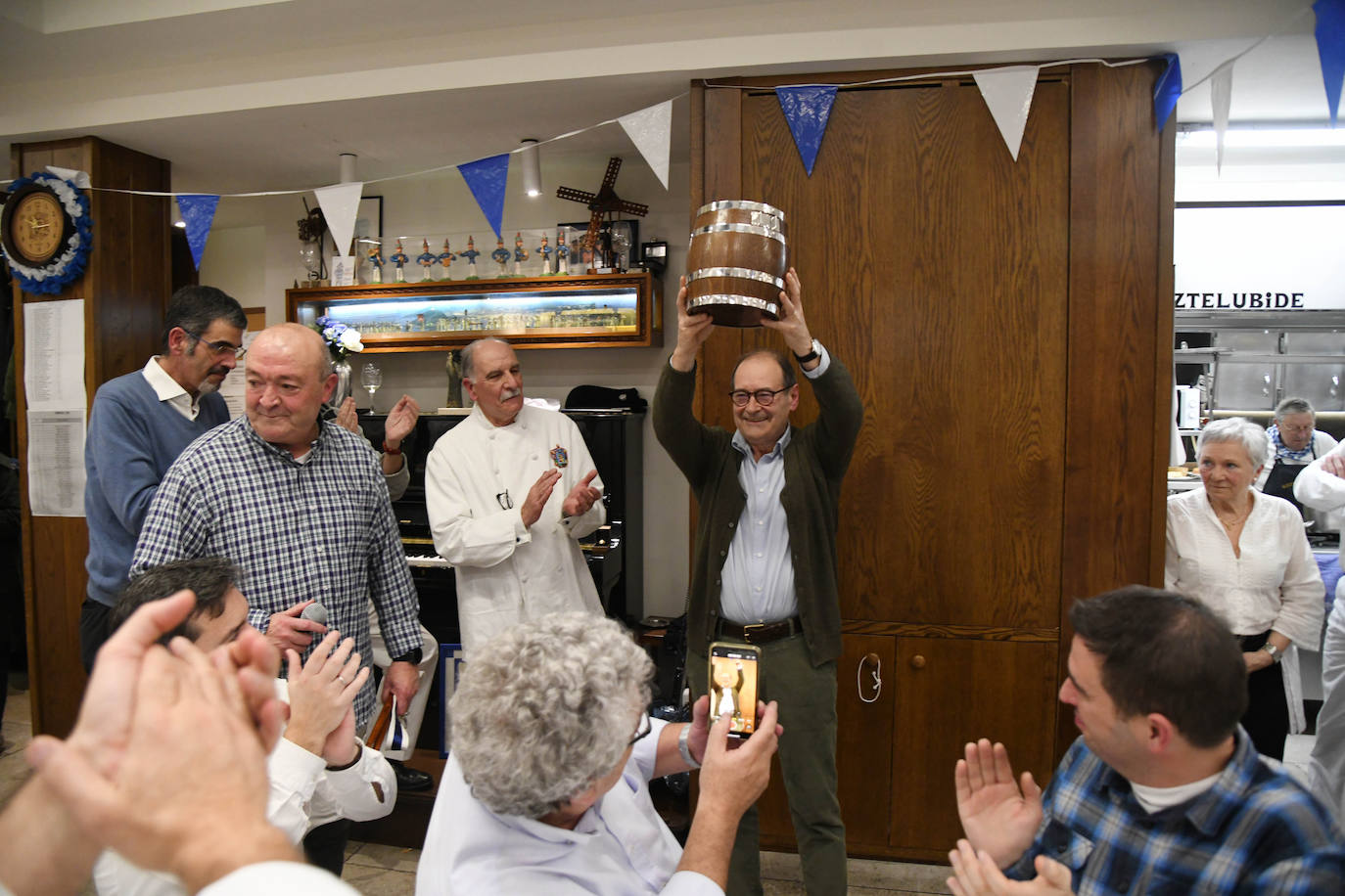 HIlario Arbelaitz alza el Barril de Oro que le ha otorgado la sociedad Gaztelubide por su trayectoria en los fogones