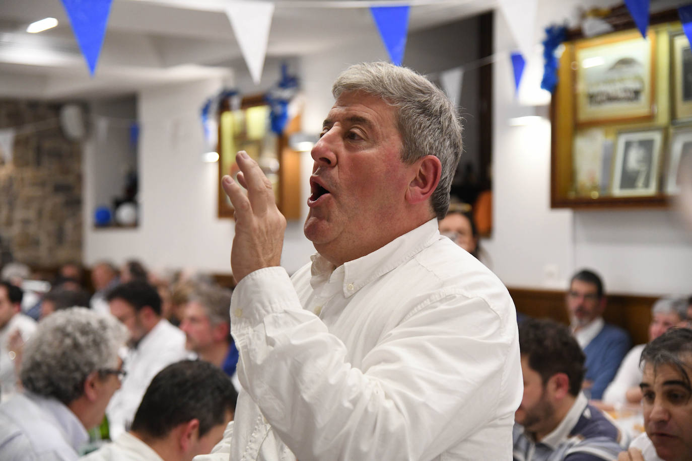 HIlario Arbelaitz alza el Barril de Oro que le ha otorgado la sociedad Gaztelubide por su trayectoria en los fogones