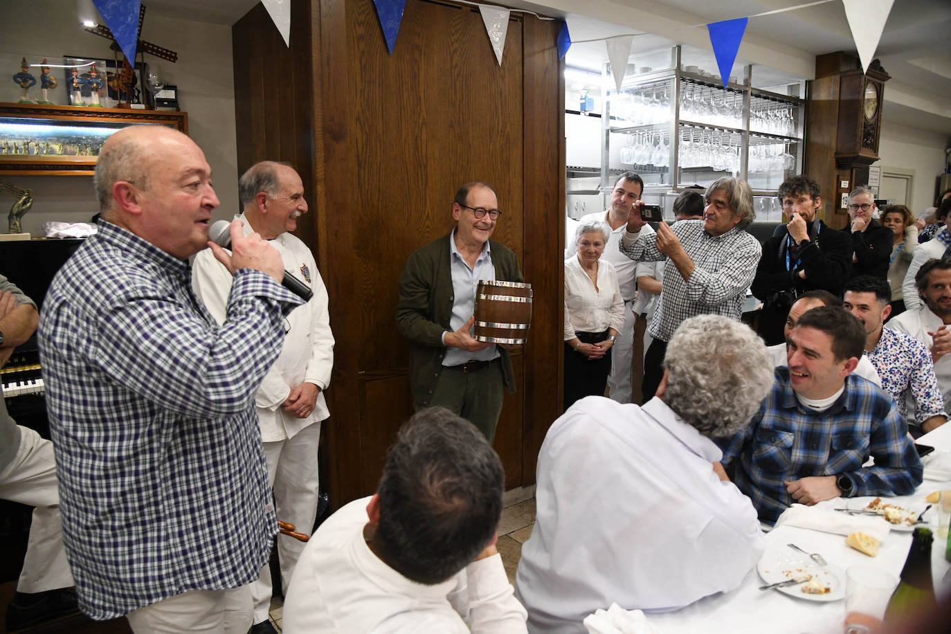HIlario Arbelaitz alza el Barril de Oro que le ha otorgado la sociedad Gaztelubide por su trayectoria en los fogones