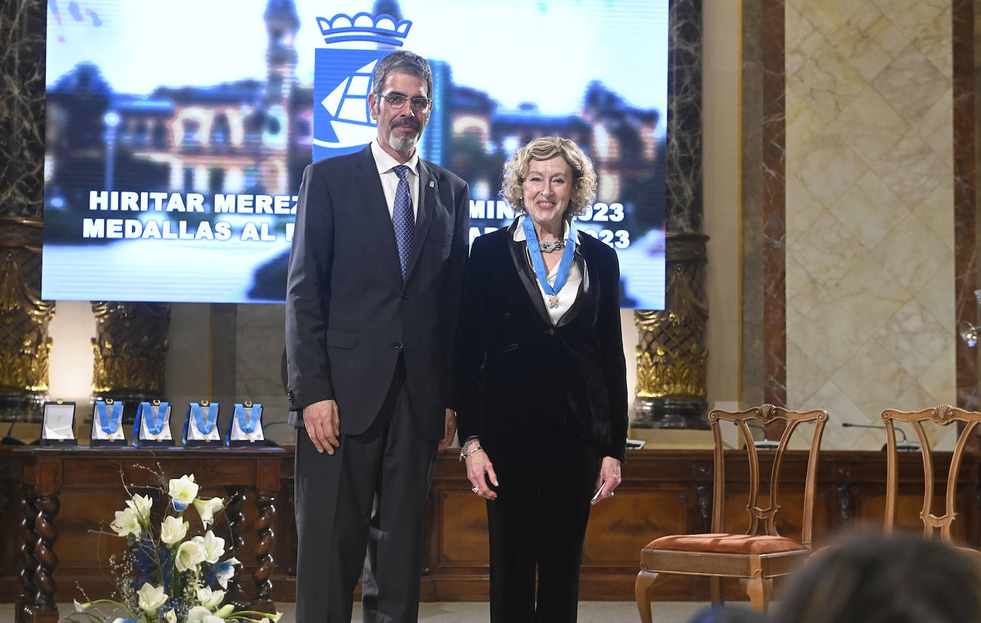 Eneko Goia posa junto a la reconocida Lola Horcajo.