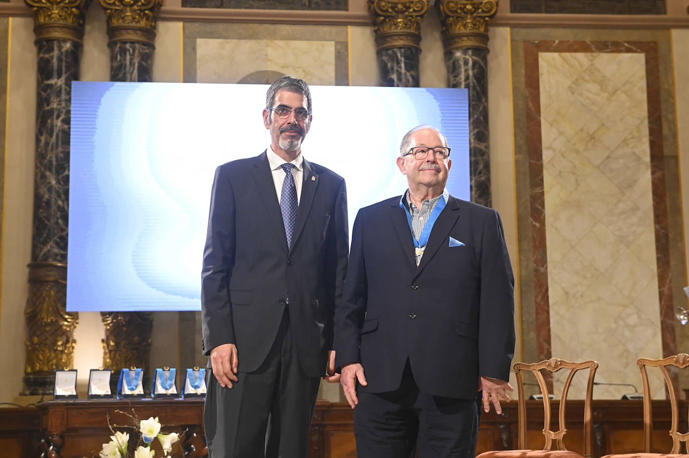 Areta, representante de la asociación Agifes, posa junto al alcalde Eneko Goia.
