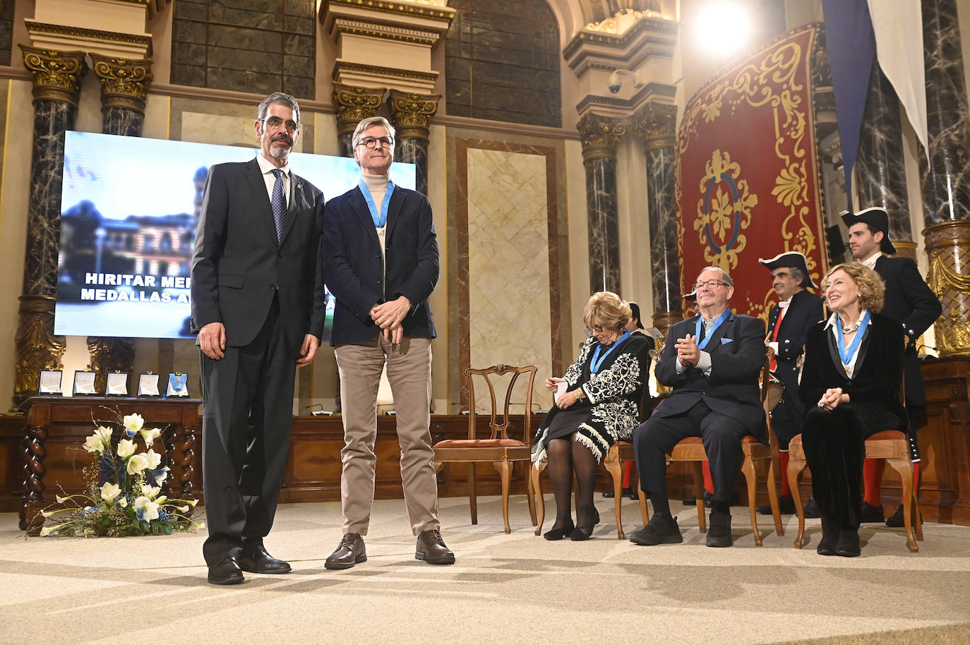 El neurólogo Gurutz Linazasoro posa con la Medalla al Mérito Ciudadano junto a Eneko Goia.