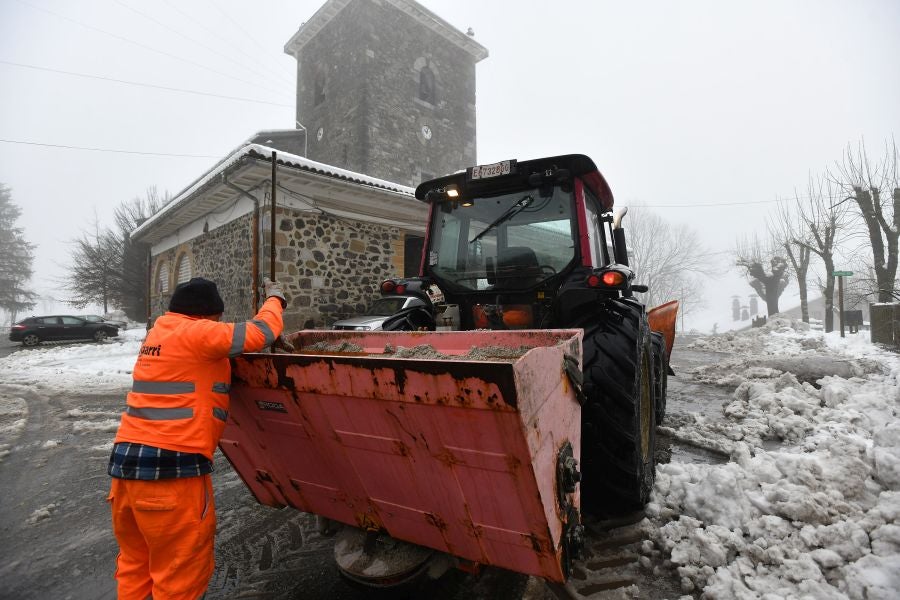 Fotos: El alto de Arrate, cubierto de nieve