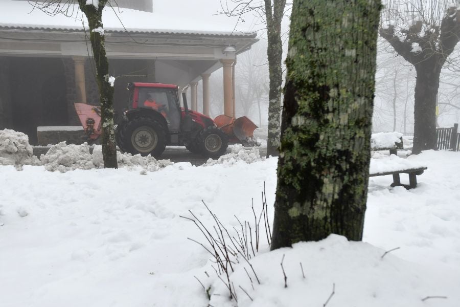Fotos: El alto de Arrate, cubierto de nieve