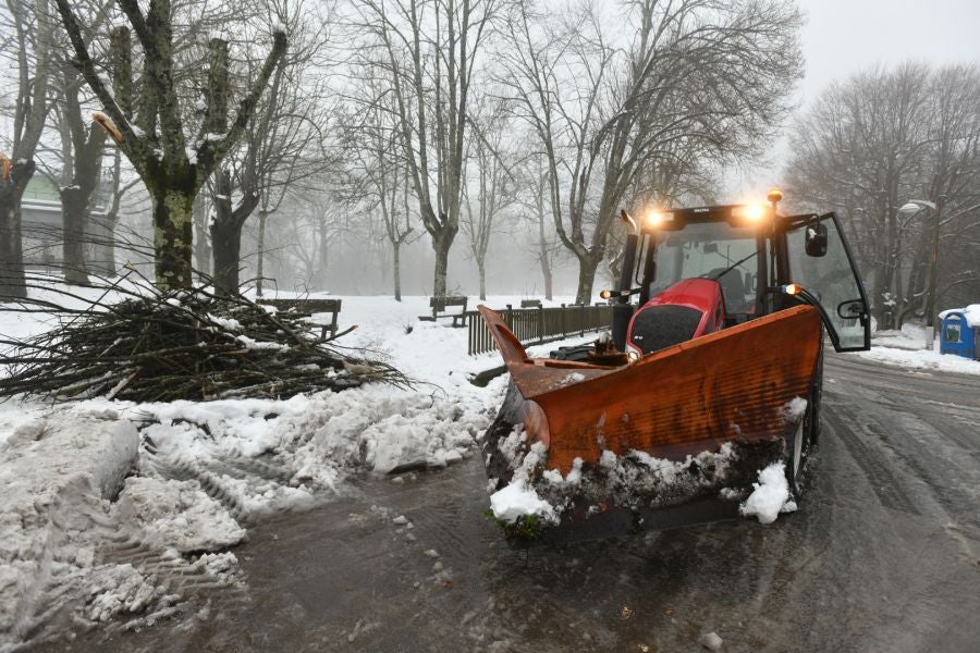Fotos: El alto de Arrate, cubierto de nieve