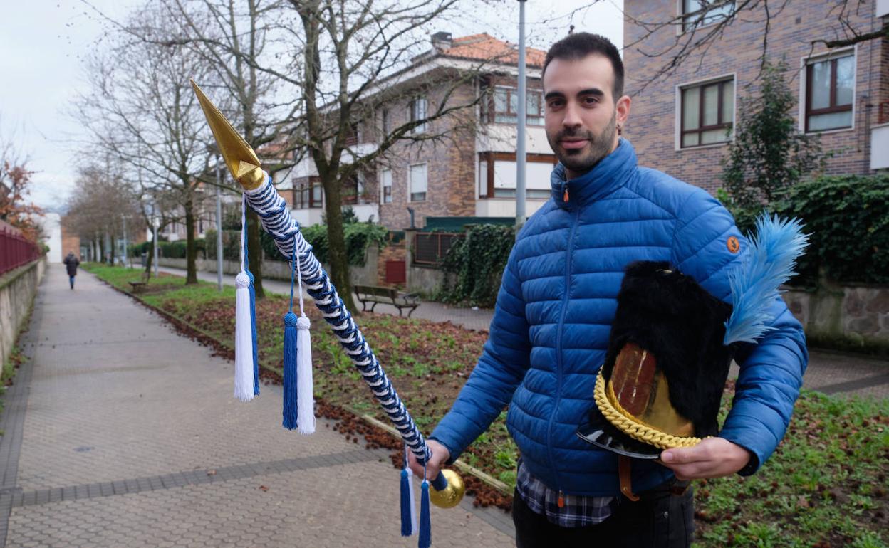 Christian del Río, nuevo Tambor Mayor de Antiguoko KE, con el novedoso bastón que estrenará mañana. 