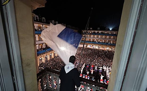 El alcalde, Eneko Goia, iza la bandera de San Sebastián. Vídeo: Así ha sido el momento de la Izada.