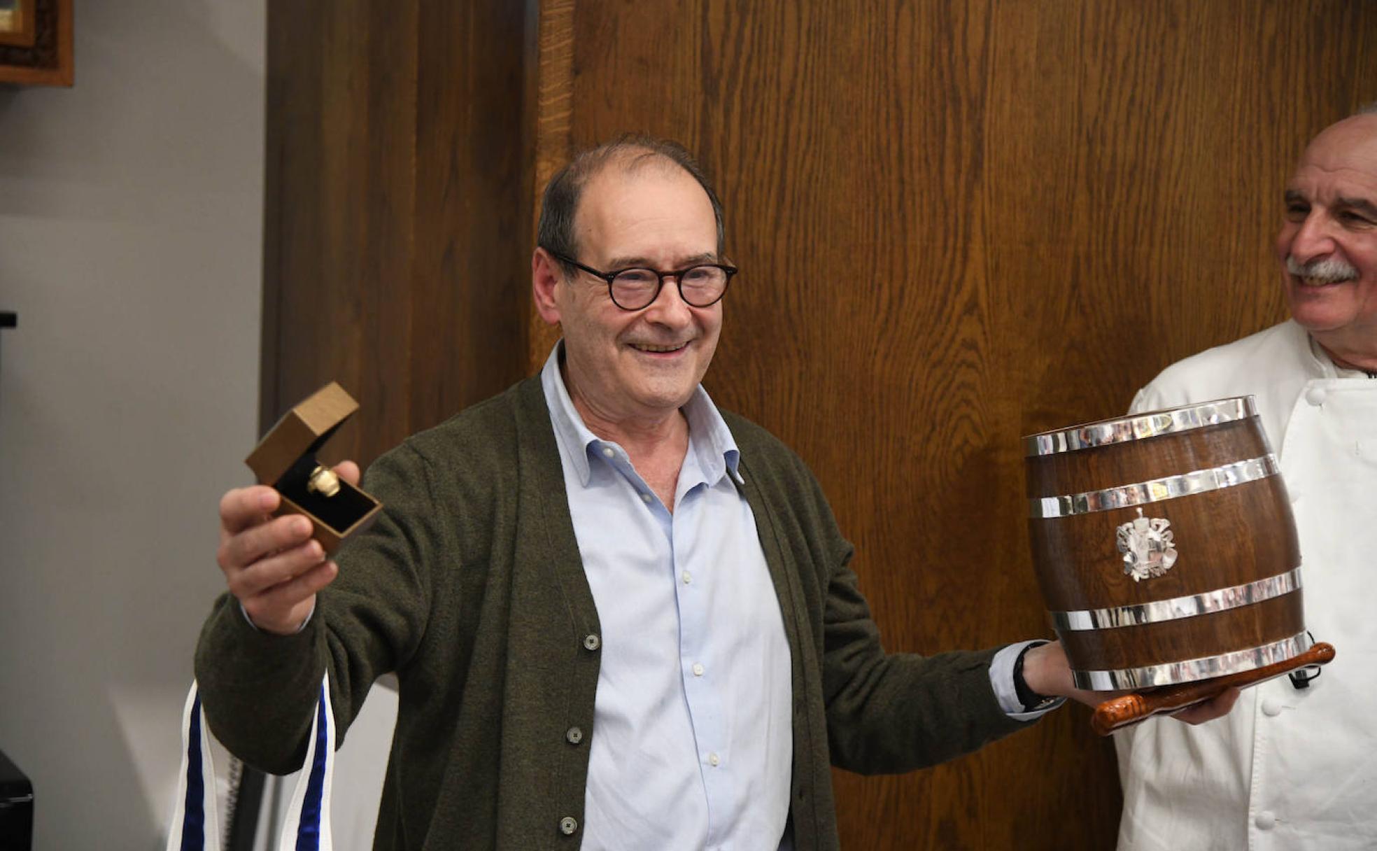 Hilario Arbelaitz ha sido reconocido por su trayectoria por la sociedad Gaztelubide.