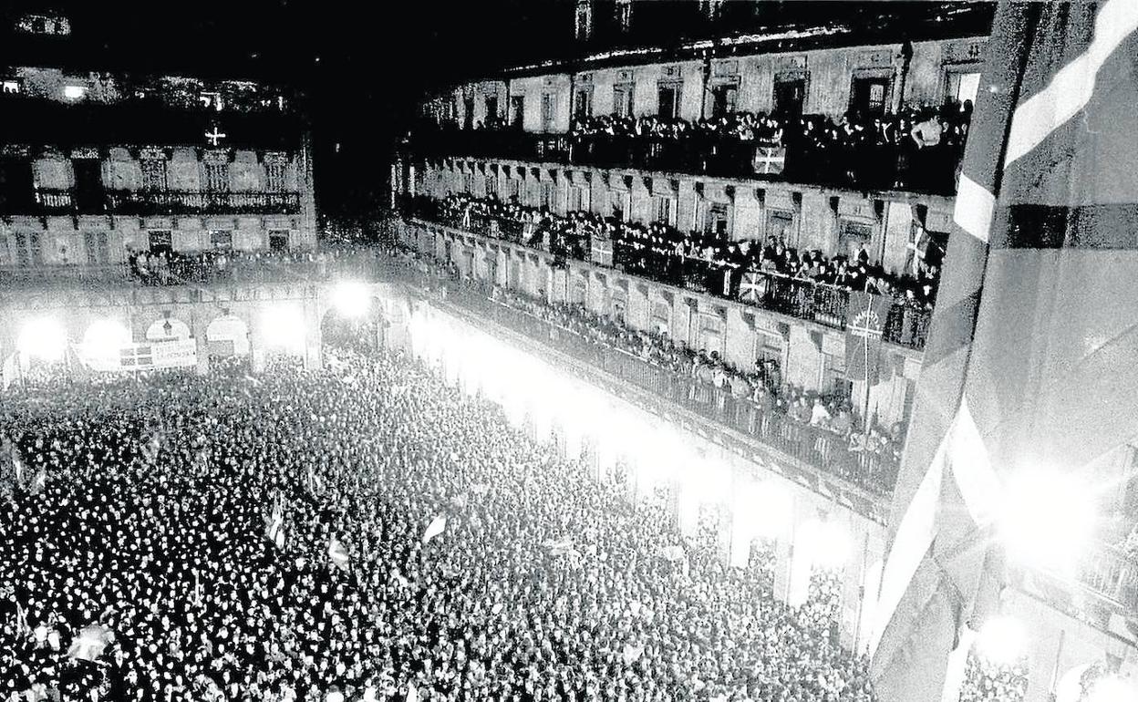 La ikurriña se izó junto a la Bandera de San Sebastián pocas horas después de ser legalizada el 19 de enero de 1977.