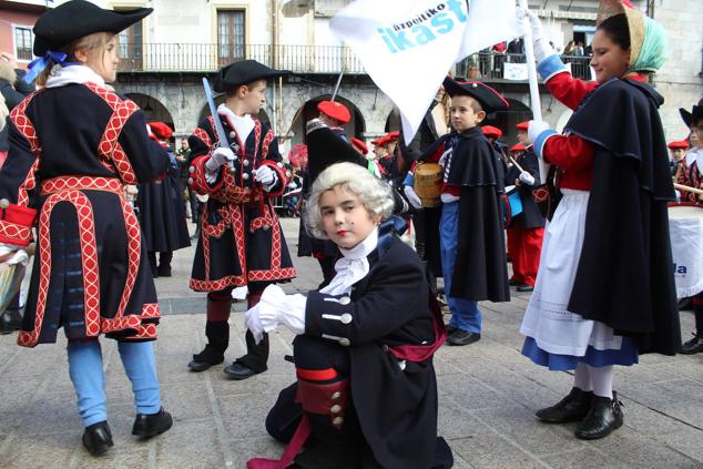 Fotos: Alegre tamborrada en Azpeitia