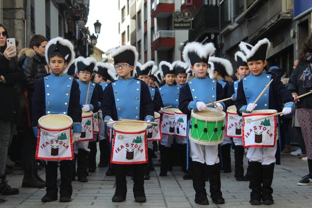 Fotos: Alegre tamborrada en Azpeitia