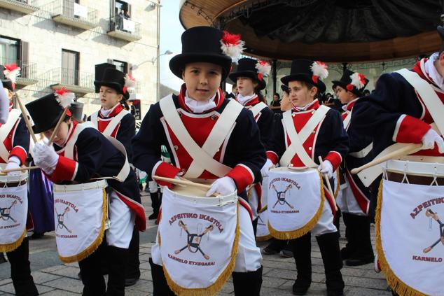 Fotos: Alegre tamborrada en Azpeitia