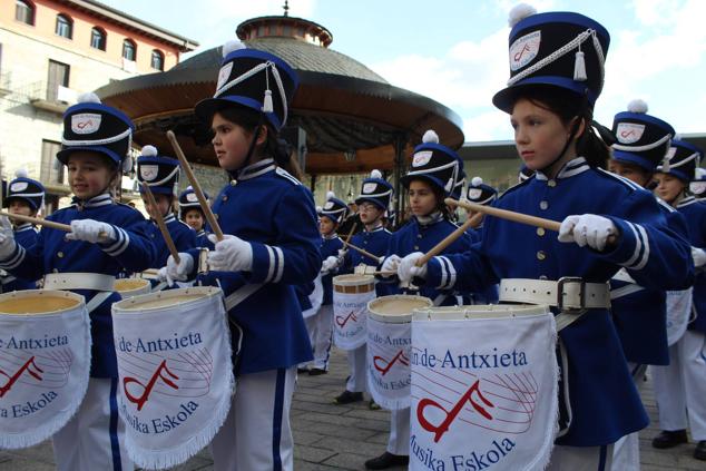 Fotos: Alegre tamborrada en Azpeitia