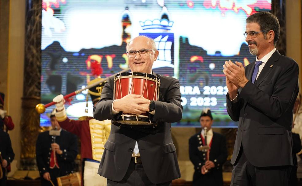 Javier García Cogorro, feliz con su Tambor de Oro. 