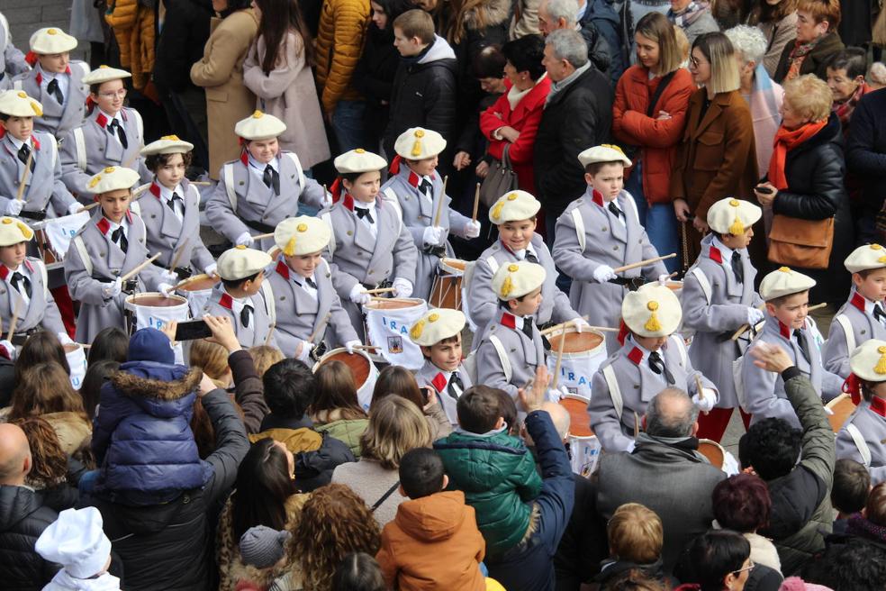 Musika Eskolak 40 urte bete ditu eta omenduak izan dira. irudian, udal ordezkariekin. 