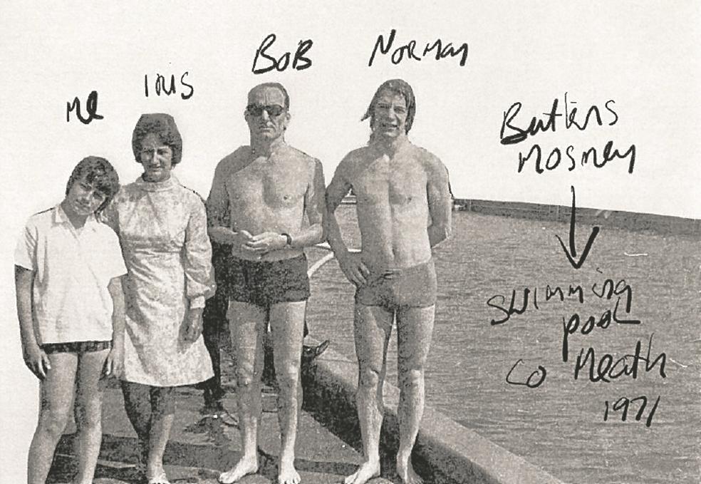 Bono, su madre Iris, su padre Bob y su hermano Norman, un verano de 1971. 