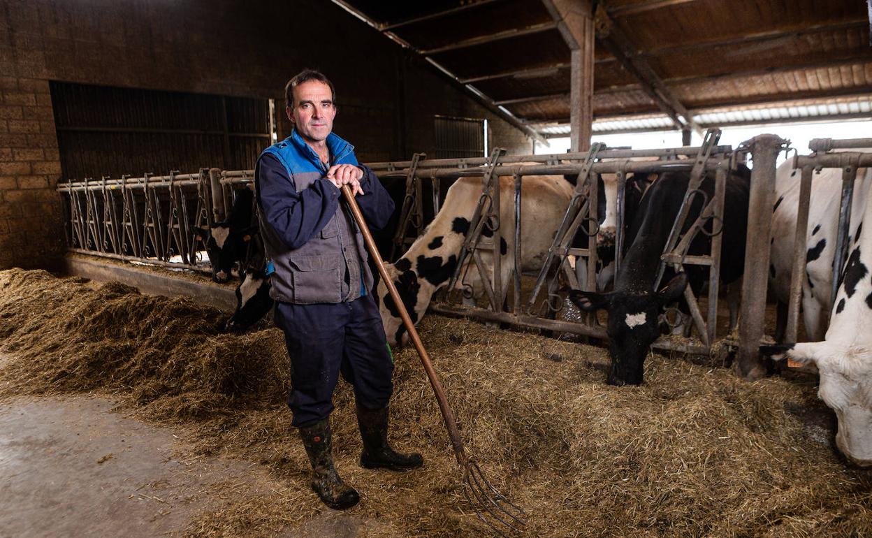 Joxe Ramón Arsuaga, en su baserri de Ordizia donde produce leche para una firma vasca.