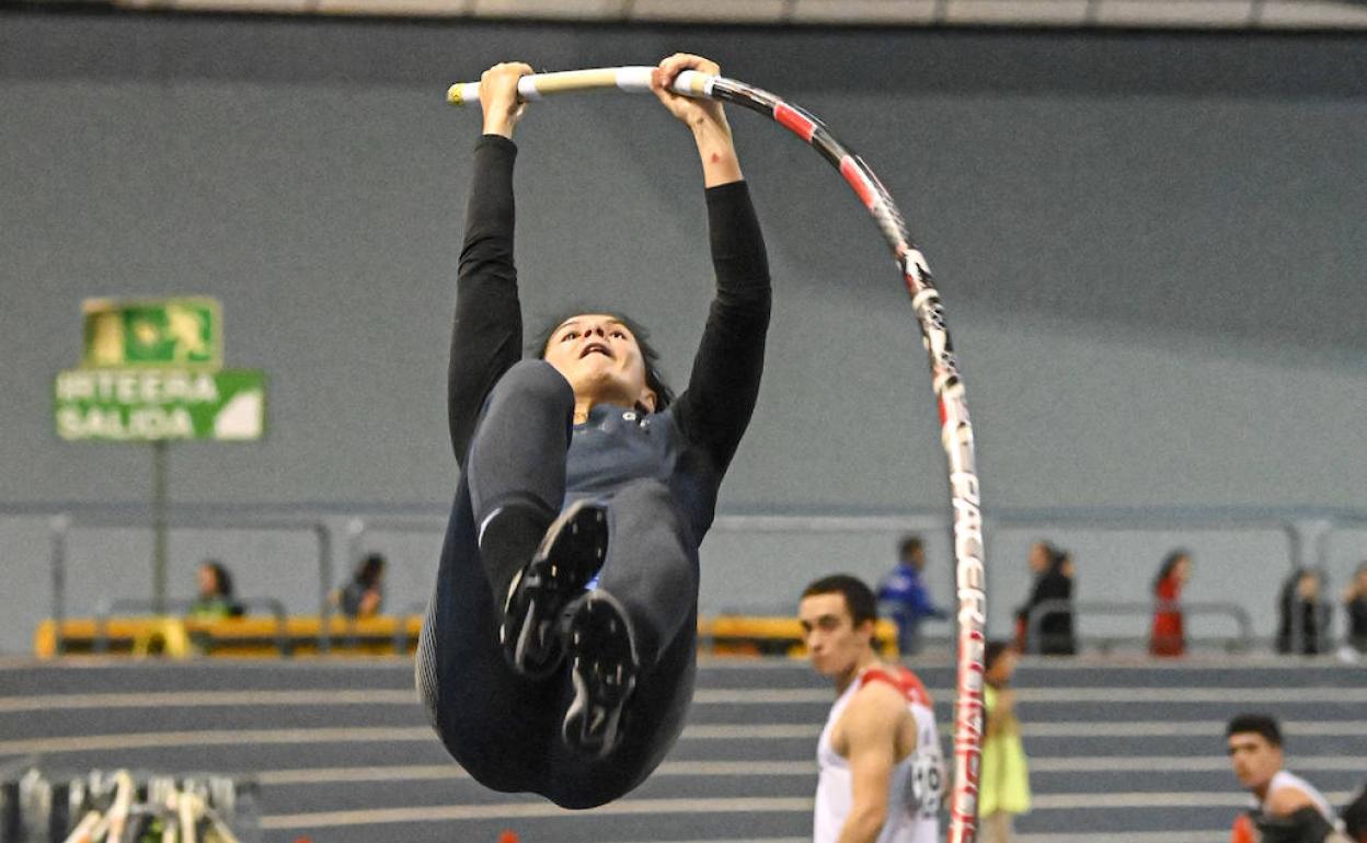 Malen Ruiz de Azua realiza un salto. 