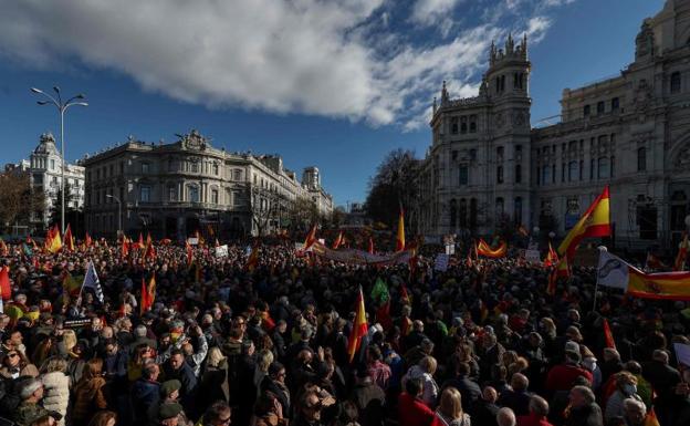 Imagen principal - El rechazo a Sánchez reúne en Madrid a una multitud pero sin &#039;foto de Colón 2&#039;