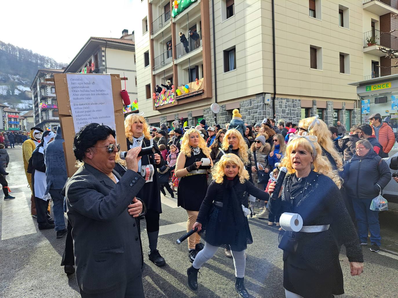 Fotos: Leitza: Inauteri giroa hotzari aurre egiteko