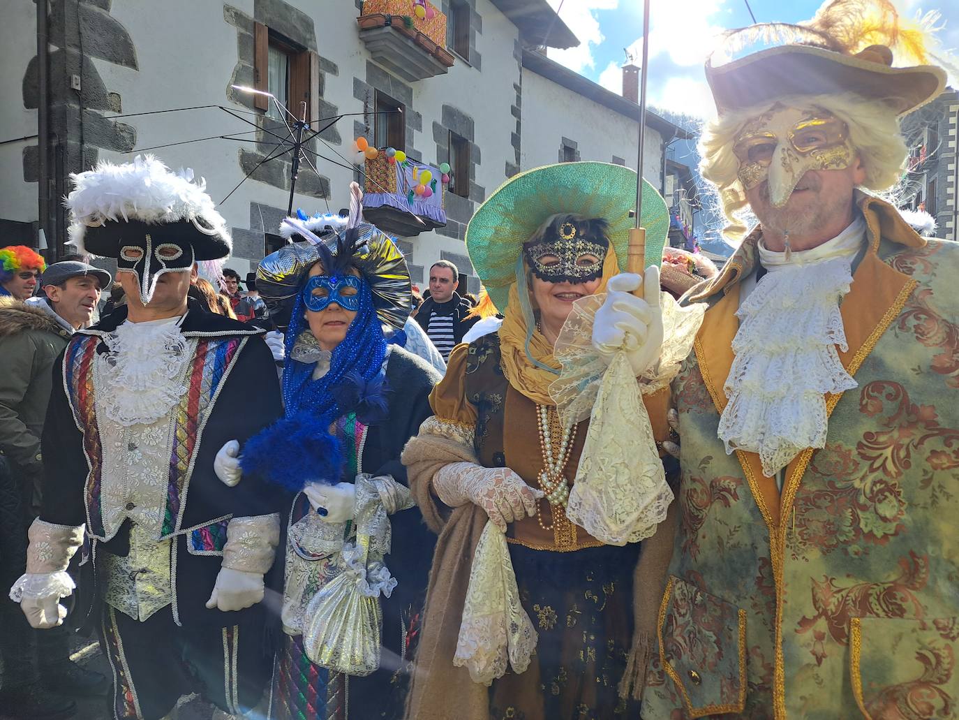 Fotos: Leitza: Inauteri giroa hotzari aurre egiteko
