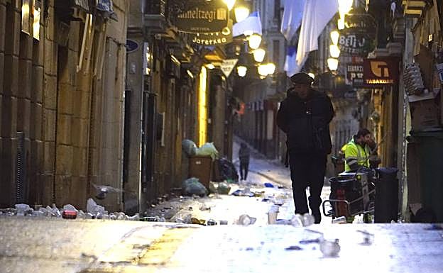 Tras el fragor de la fiesta, los servicios municipales de limpieza se emplearon a fondo ayer desde antes del amanecer para que la Parte Vieja recuperase la normalidad. 