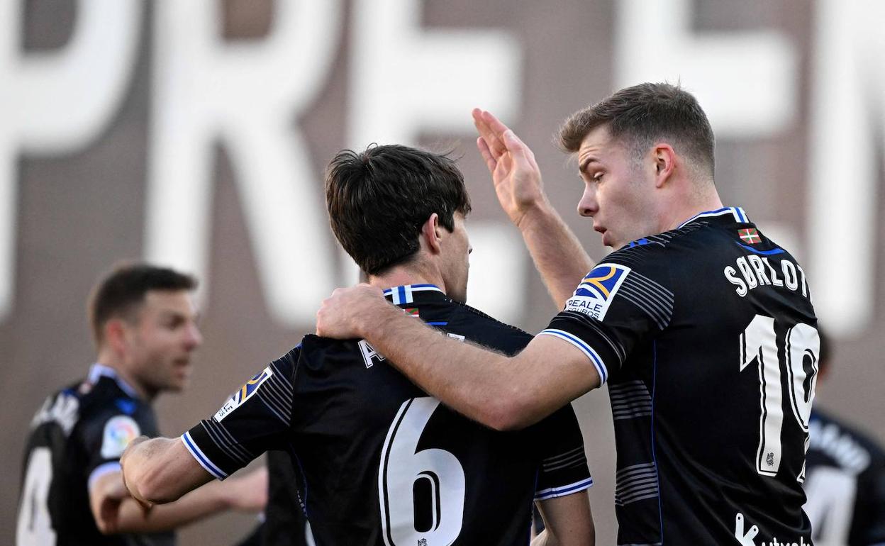 Sorloth conversa con Aritz Elustondo sobre el césped de Vallecas.