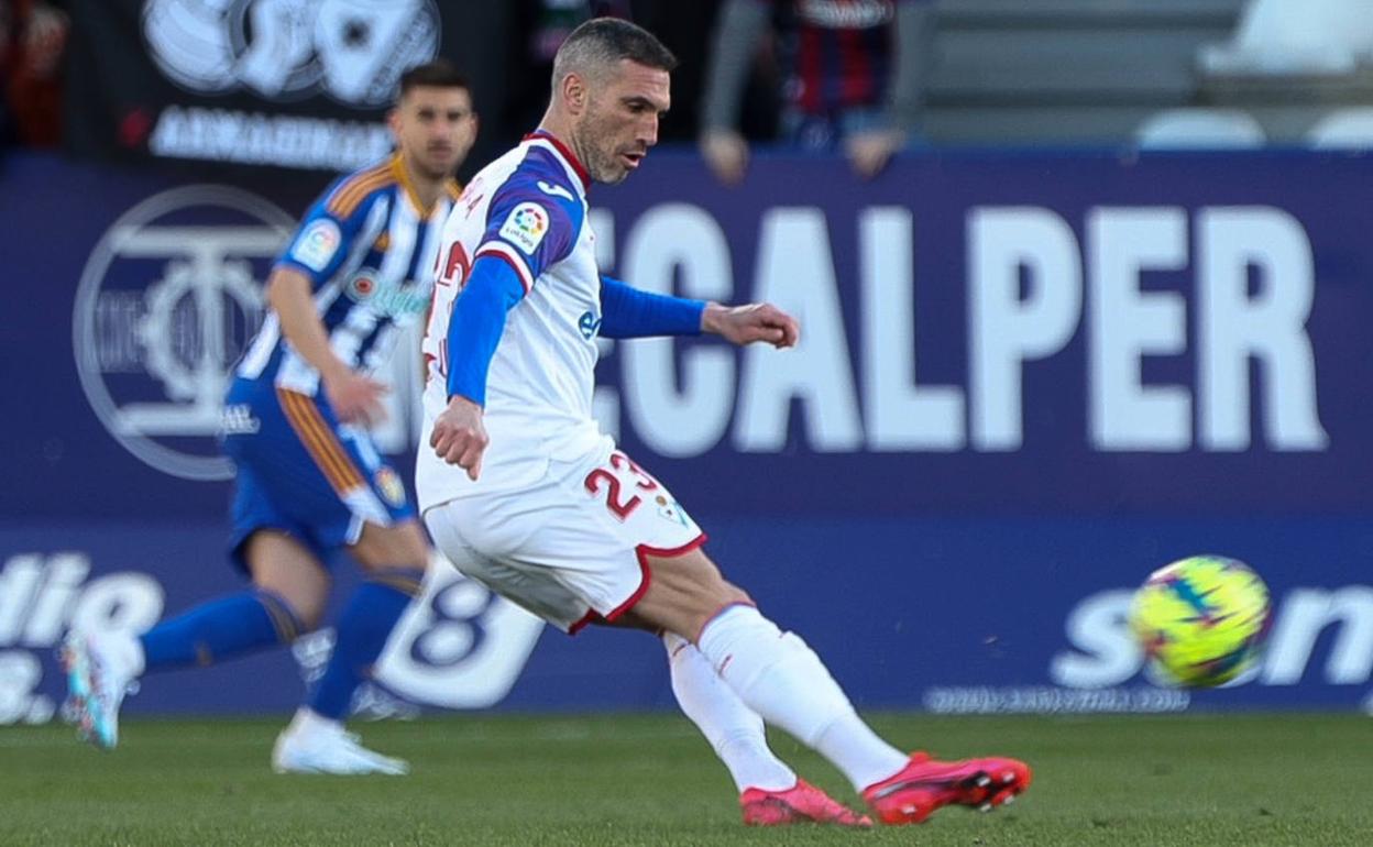 Arbilla realiza un desplazamiento largo de balón. 