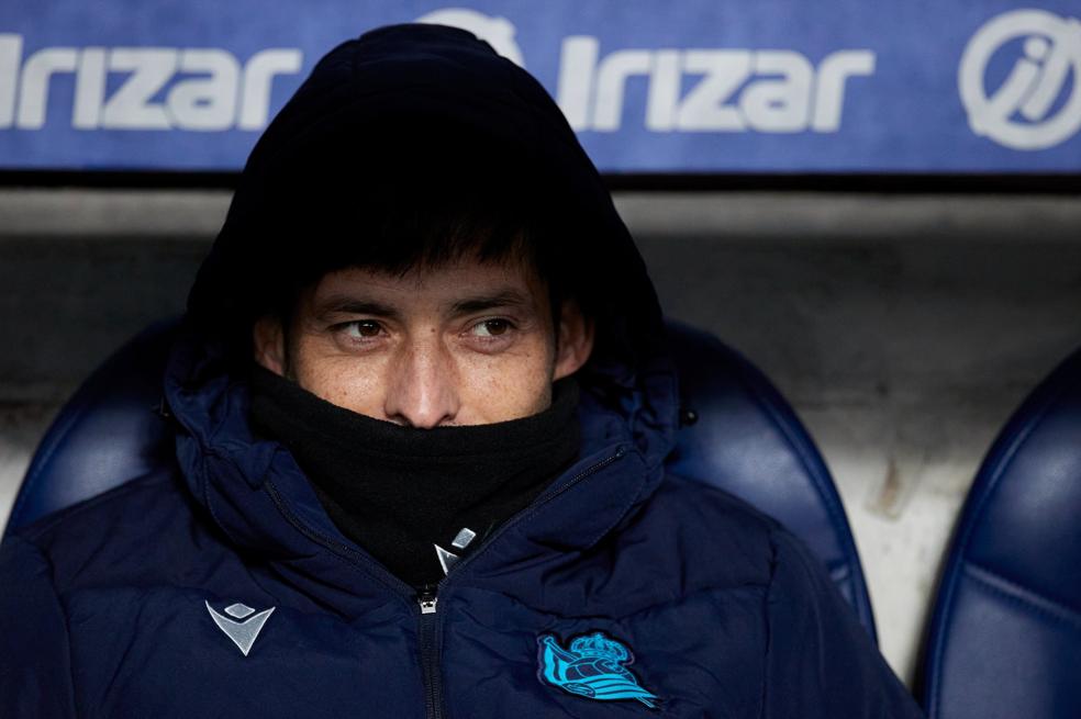 David Silva se protege del frío en el banquillo trasser sustituido. 