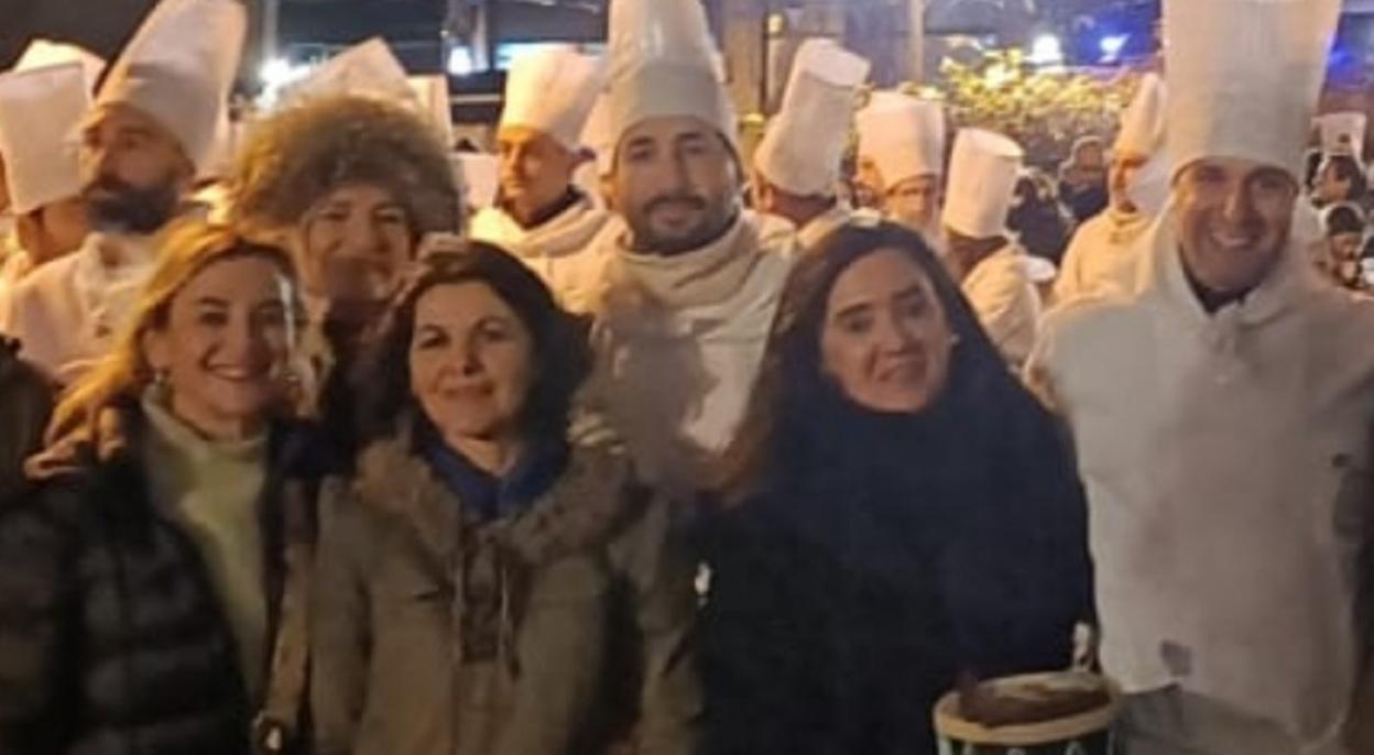 Representantes del ambulatorio de Amara Berri, con su tambor de chocolate.